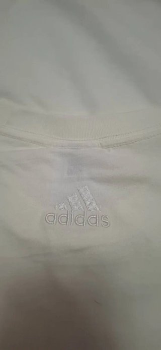 Camiseta Adidas Essentials M. Crema/Vainilla NUEVA