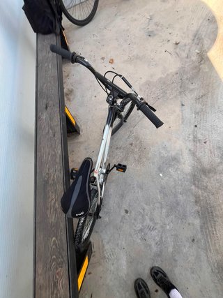 Bicicleta BMX plateada y negra