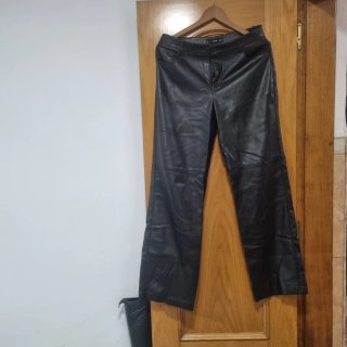 Pantalón de piel negro