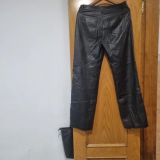 Pantalón de piel negro