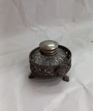 Tintero antiguo de cristal y metal