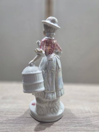 Figura porcelana dama época pájaro jaula