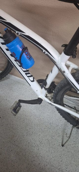 Bicicleta de montaña blanca
