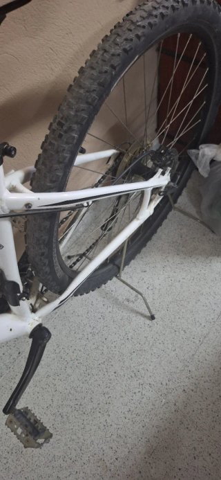 Bicicleta de montaña blanca