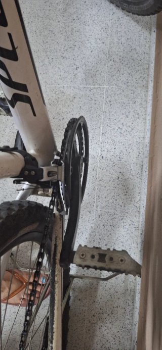 Bicicleta de montaña blanca