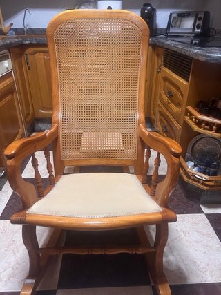 Sedia a dondolo in legno e rattan