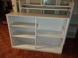 Estantería de madera blanca