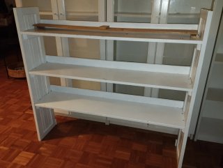 Estantería de madera blanca