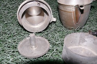 Cafeteira antiga metal com pega madeira