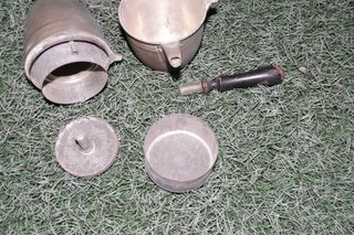 Cafeteira antiga metal com pega madeira