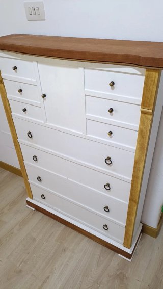 Zapatera de madera blanca y marrón