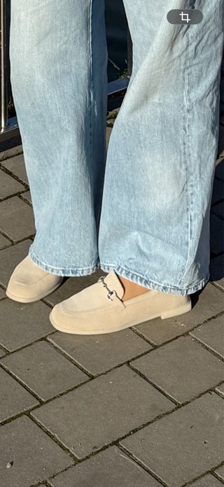 Mocasines ante beige con detalle metálico