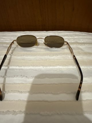 Gafas de sol Guess doradas y patilla marrón