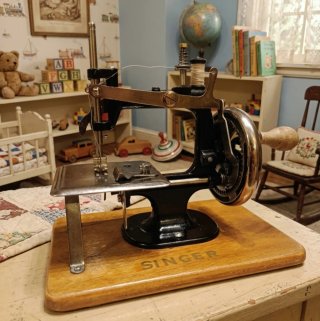 Antigua máquina de coser miniatura Singer juguete