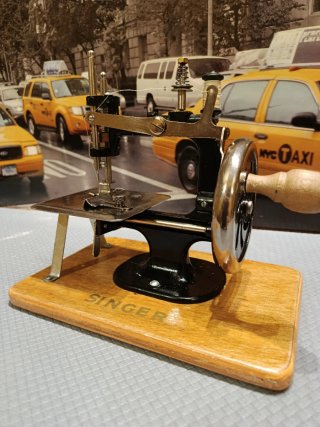 Antigua máquina de coser miniatura Singer juguete