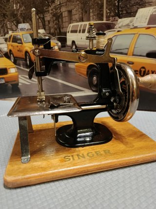 Antigua máquina de coser miniatura Singer juguete