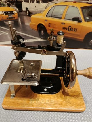 Antigua máquina de coser miniatura Singer juguete
