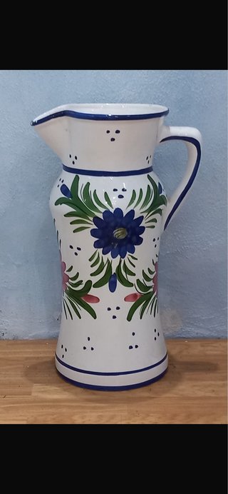 Jarrón de cerámica pintado a mano.