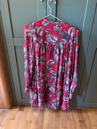Vestido Guess rojo floral manga ancha