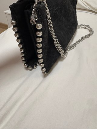Bolso negro con cadena plateada