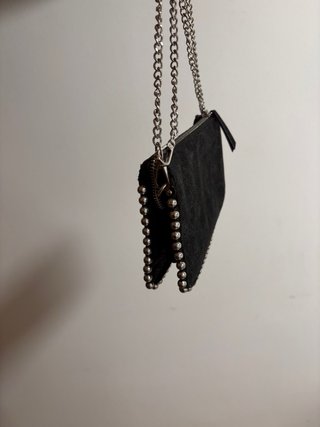 Bolso negro con cadena plateada