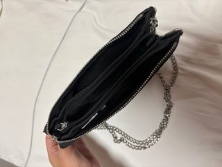 Bolso negro con cadena plateada
