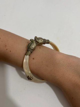 Bracciale vintage madreperla con teste di elefanti