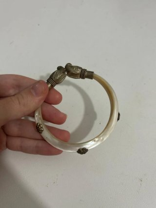 Bracciale vintage madreperla con teste di elefanti