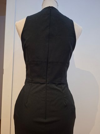 Vestido negro elegante con cinturón