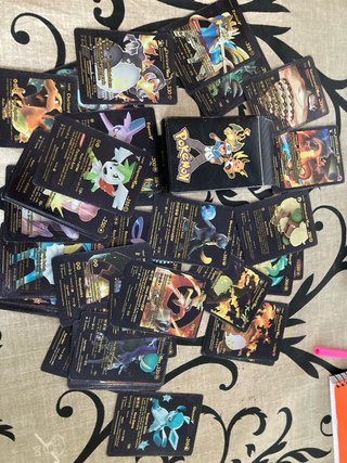 Caja Negra con 50 Cartas Pokémon