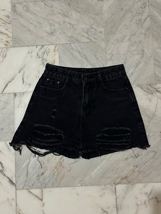Shorts jeans neri strappati donna