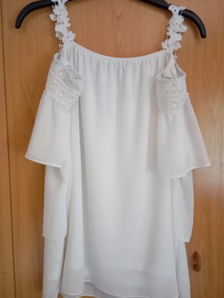 Blusa blanca Por Que? con volantes y encaje
