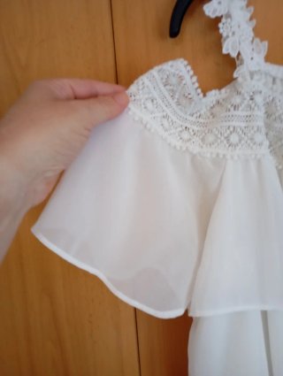 Blusa blanca Por Que? con volantes y encaje