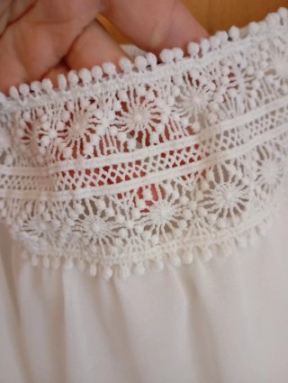 Blusa blanca Por Que? con volantes y encaje