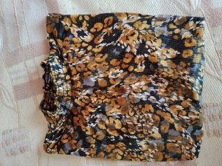 Blusa estampada cuello alto dorada