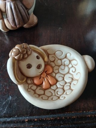 Pecorella thun con fiocco in ceramica