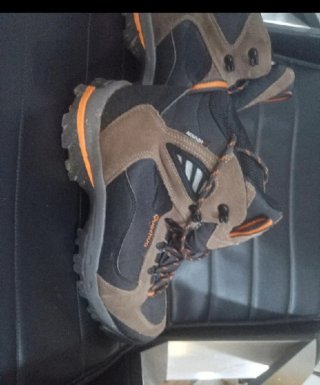 Botas de montaña Quechua marrones y naranjas
