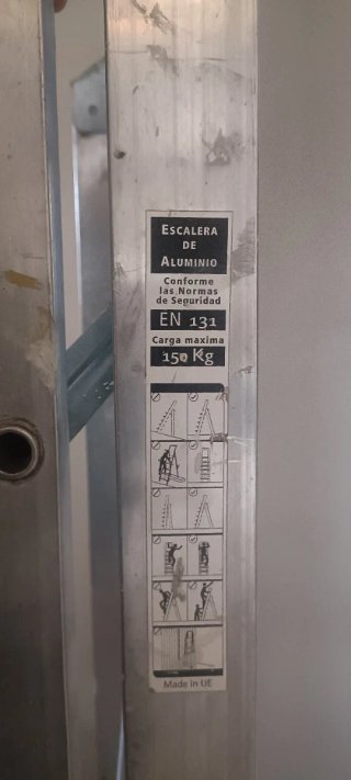 Escalera plegable de aluminio