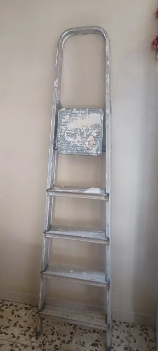 Escalera plegable de aluminio