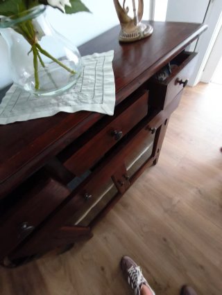 Mueble de entrada madera oscura con espejo