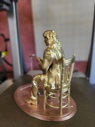 Figura Camaron Sentado Micrófono