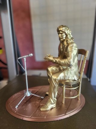 Figura Camaron Sentado Micrófono
