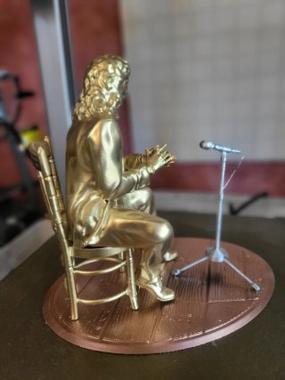 Figura Camaron Sentado Micrófono