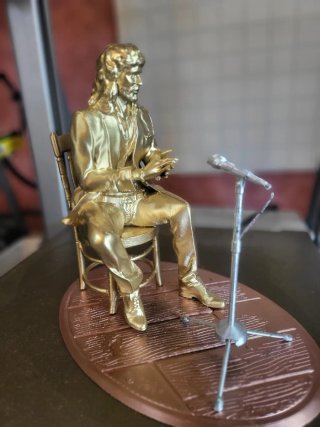Figura Camaron Sentado Micrófono