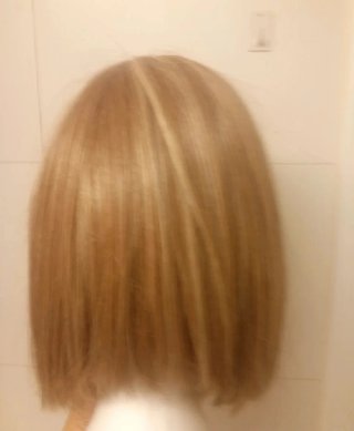 Peluca castaña con mechas rubias