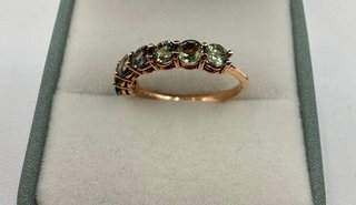 Anillo de oro rosa 18 kt con zafiros verdes
