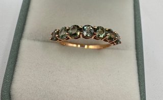 Anillo de oro rosa 18 kt con zafiros verdes