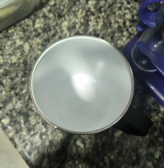 Taza térmica negra con texto multicolor