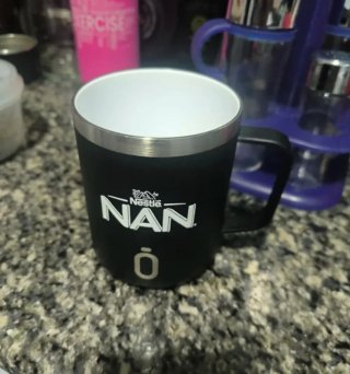 Taza térmica negra con texto multicolor