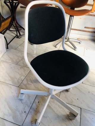 Silla de escritorio negra y blanca